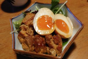 豚の角煮と半熟煮卵2